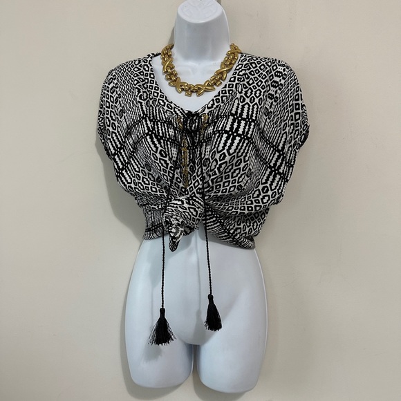 Black & White Ikat Tribal PRint Sleeveless Top By Ruby Rd. Size L - Picture 6 of 8